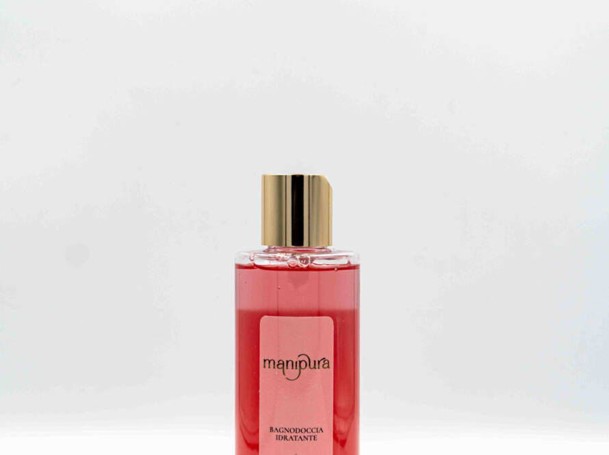 Flacone frontale del bagnodoccia idratante Manipura alla Peonia, Rosa e Bergamotto, con liquido rosa e tappo dorato, su sfondo chiaro.