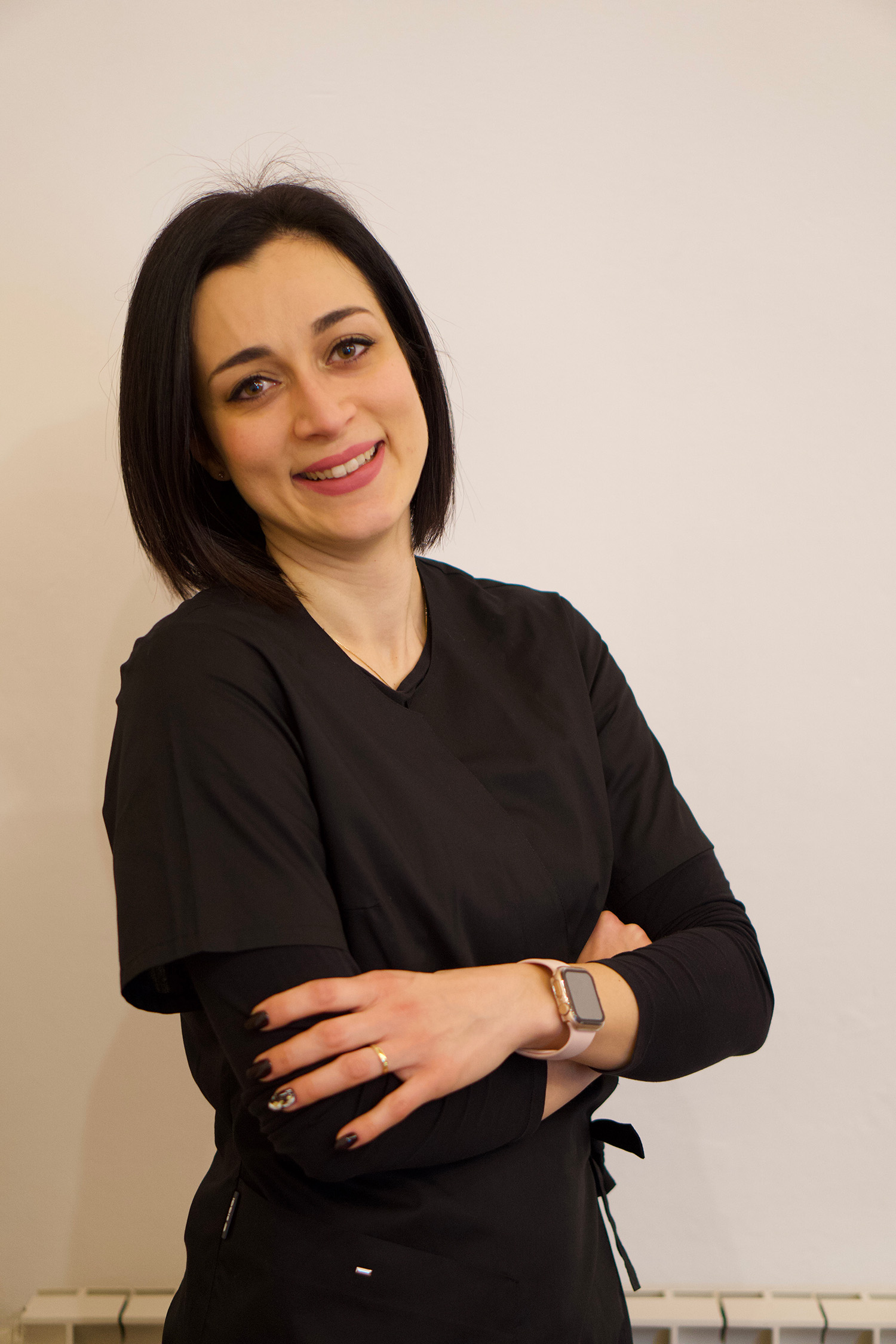 Margherita, estetista professionista del centro estetico Manipura, in posa sorridente con uniforme da lavoro.