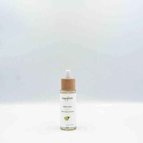 Flacone di siero viso rigenerante Manipura con enzima e bava di lumaca, dotato di contagocce con tappo in legno, su sfondo bianco.