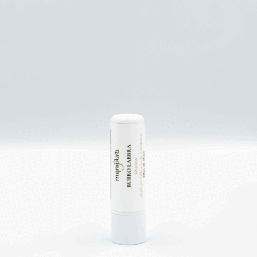 Stick chiuso del Burro Labbra Manipura all’olio d’oliva, in posizione verticale su sfondo bianco.