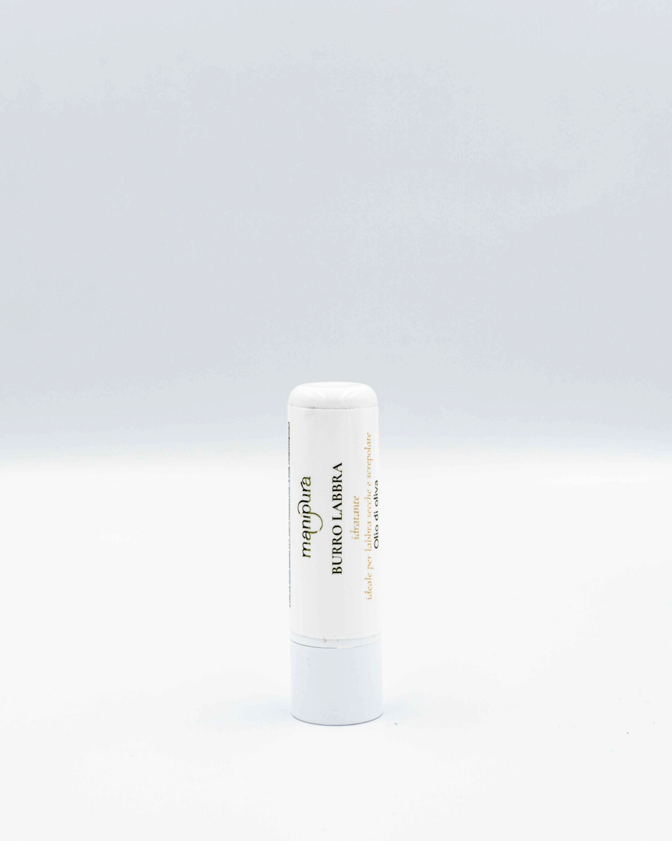 Stick chiuso del Burro Labbra Manipura all’olio d’oliva, in posizione verticale su sfondo bianco.