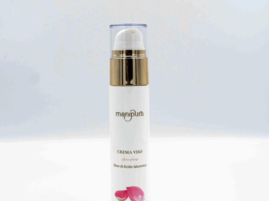 Flacone frontale della crema viso effetto plump Manipura, con tappo trasparente e grafica rosa, su sfondo bianco.