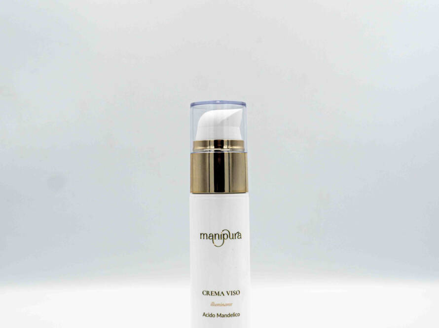 Flacone frontale della crema viso illuminante Manipura all’Acido Mandelico, su sfondo chiaro.