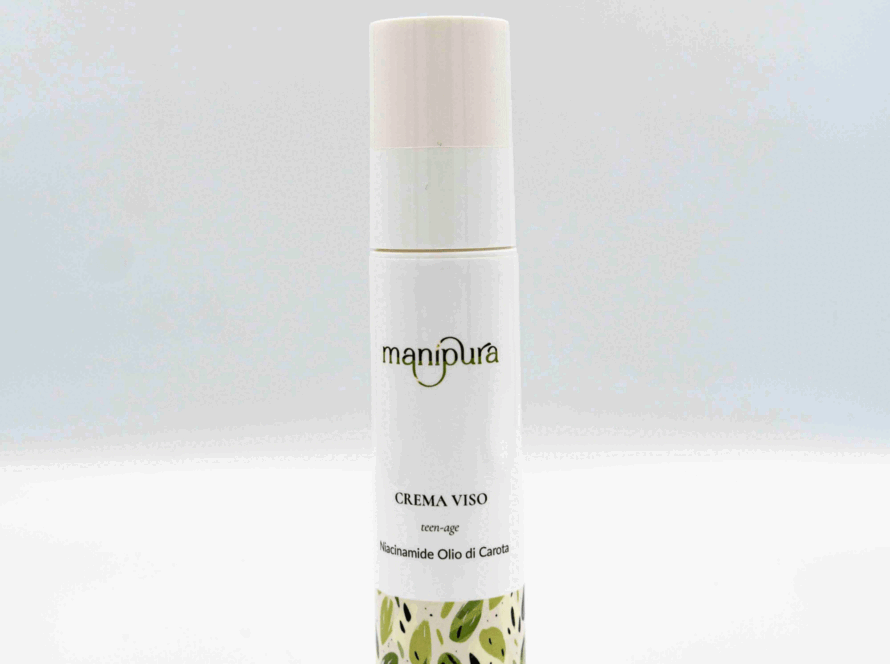 Flacone della Crema Viso Teen-Age Manipura con Niacinamide e Olio di Carota, fotografato su sfondo bianco con etichetta frontale ben visibile.