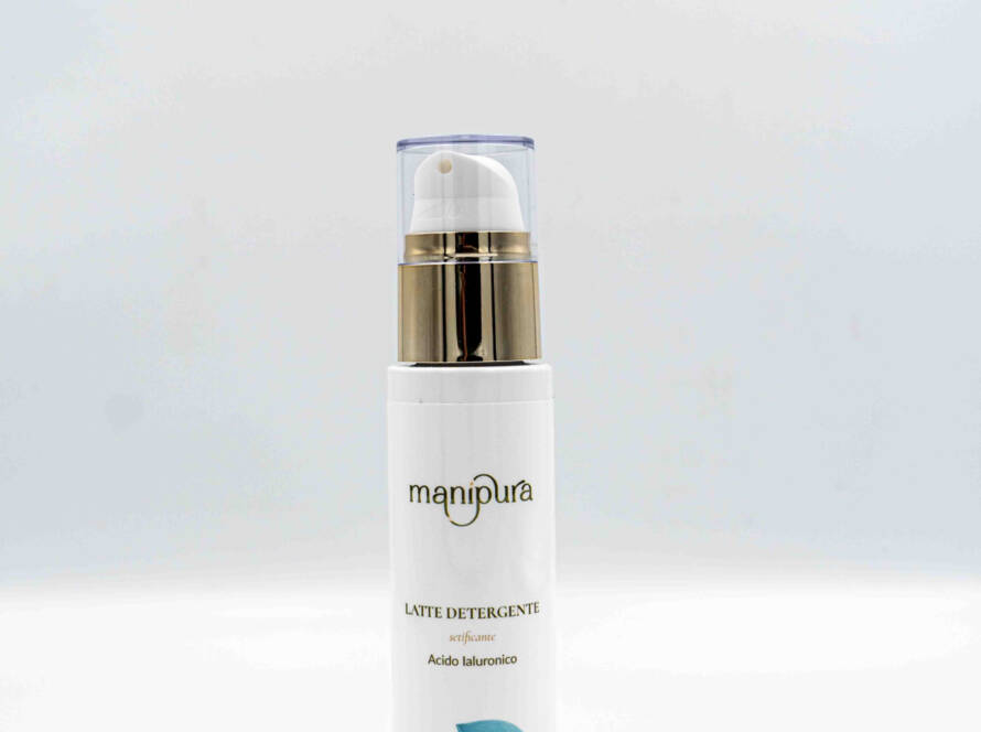 Flacone di Latte Detergente Setificante Manipura con acido ialuronico, fotografato su sfondo chiaro.