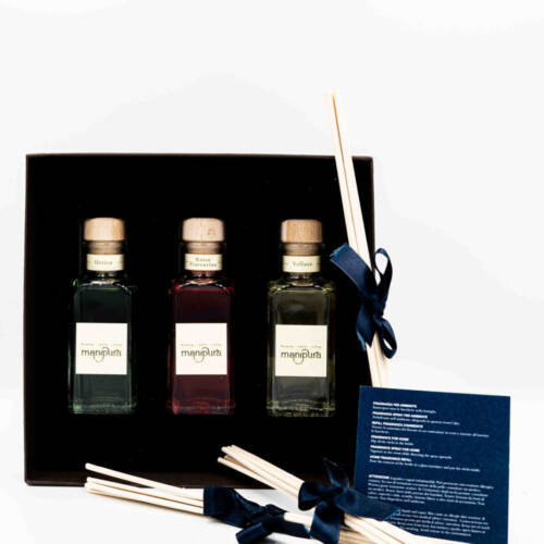 Cofanetto regalo Manipura con tre profumatori ambiente in vetro su sfondo bianco.