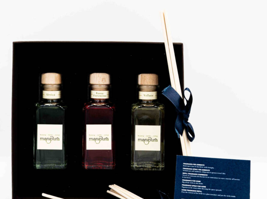 Cofanetto regalo Manipura con tre profumatori ambiente in vetro su sfondo bianco.