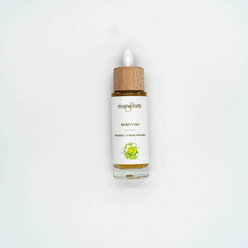 Flacone frontale del siero viso alla vitamina C Manipura, con tappo in legno e contagocce bianco, su sfondo chiaro.