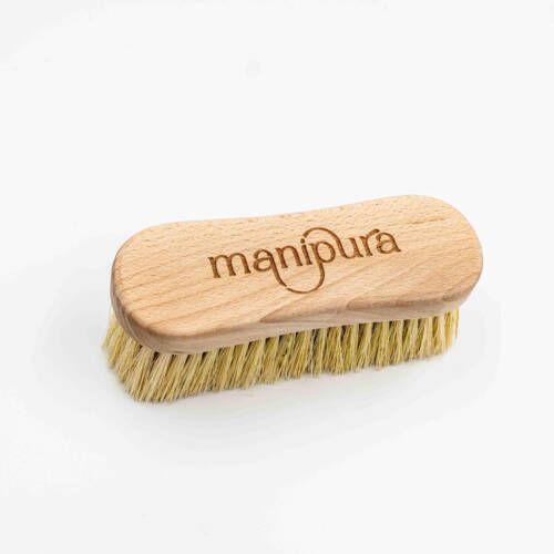 Spazzola in legno naturale con incisione del logo Manipura vista dall’alto su sfondo bianco