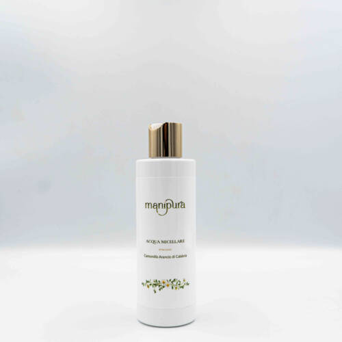Flacone frontale di Acqua Micellare Manipura alla Camomilla e Arancio di Calabria, tappo dorato su sfondo bianco.