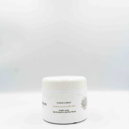 Barattolo di fango corpo anticellulite Manipura con argilla verde e sali del Mar Morto su sfondo bianco