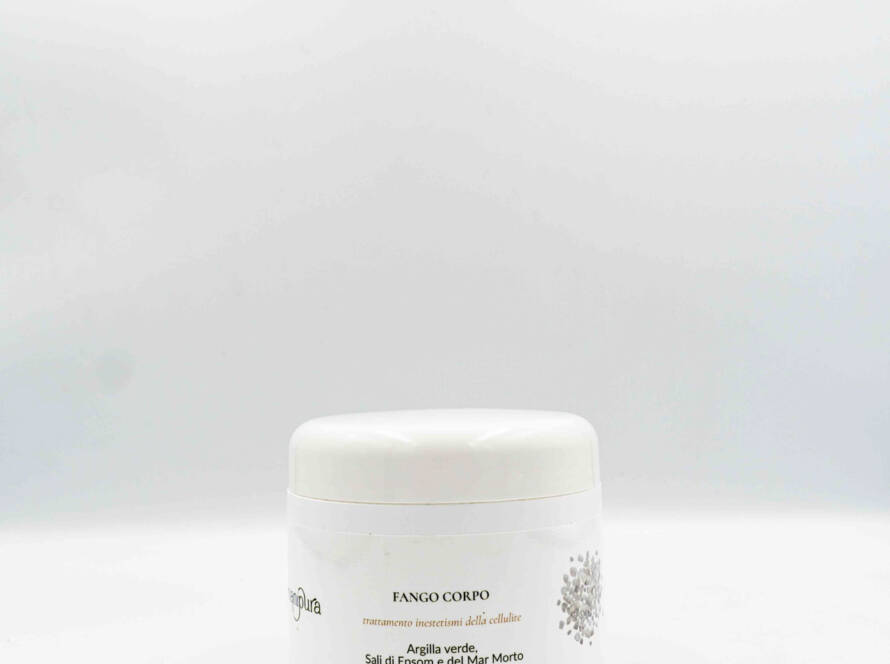 Barattolo di fango corpo anticellulite Manipura con argilla verde e sali del Mar Morto su sfondo bianco