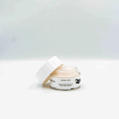 Vasetto aperto della Crema Viso alla Vitamina B12 ed Estratto di Manna delle Madonie di Manipura su sfondo bianco.
