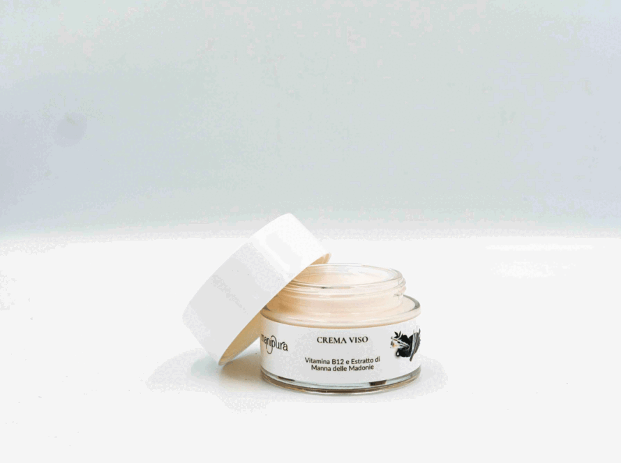 Vasetto aperto della Crema Viso alla Vitamina B12 ed Estratto di Manna delle Madonie di Manipura su sfondo bianco.