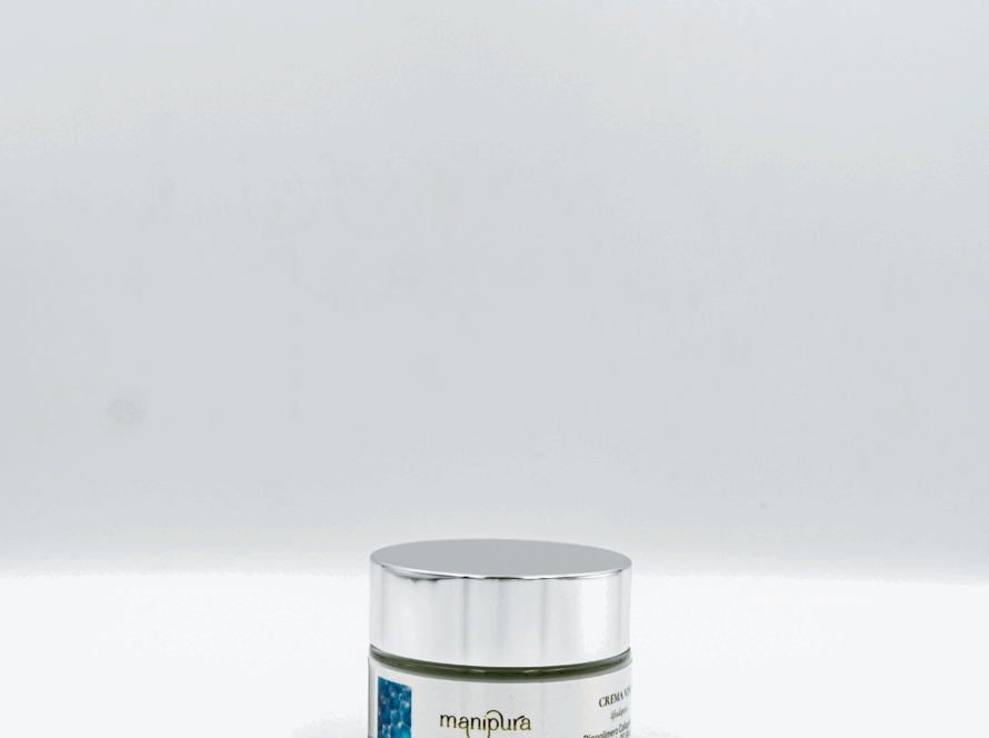 Vasetto della crema viso Liftadaptive di Manipura con tappo argentato, appoggiato su sfondo bianco.