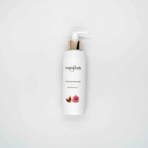 Flacone visto dall’alto del latte detergente idratante Manipura alla Rosa Damascena con dispenser bianco e oro, su sfondo chiaro.