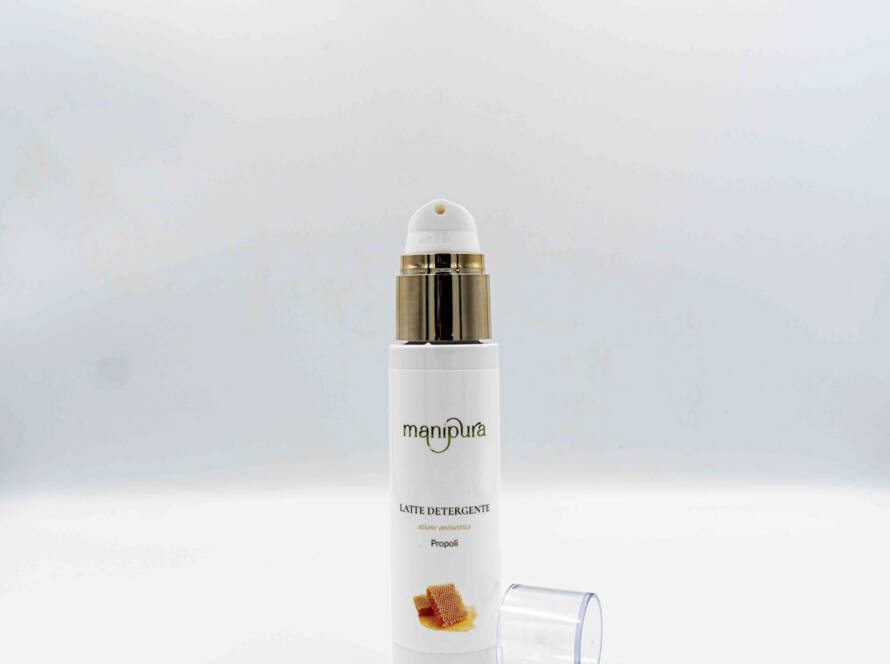 Flacone frontale del Latte detergente antiossidante al propoli, tappo dorato su sfondo bianco.