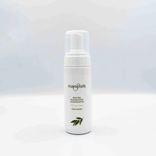 Flacone frontale della Mousse Detergente Astringente Manipura all’Acido Salicilico, appoggiato su sfondo bianco.