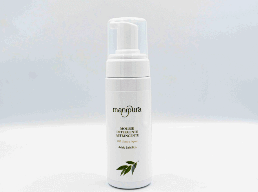 Flacone frontale della Mousse Detergente Astringente Manipura all’Acido Salicilico, appoggiato su sfondo bianco.