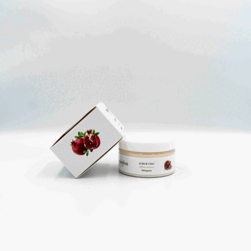 Scrub viso Manipura al melograno con vasetto aperto e confezione esterna illustrata, posizionati su sfondo bianco.